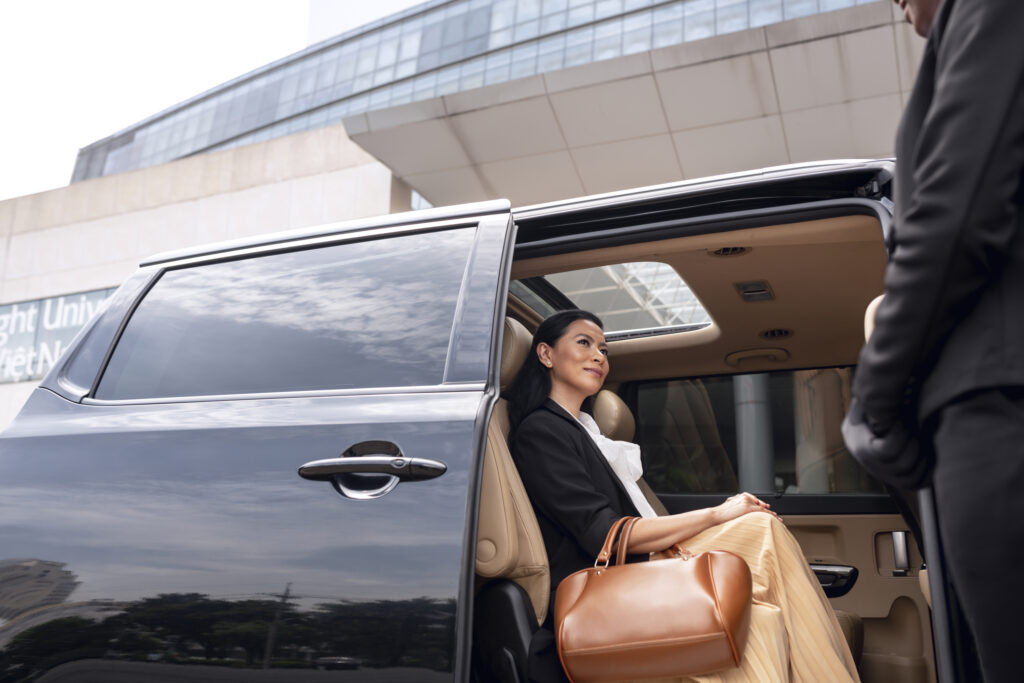 Chez Le M Solutions, nous croyons que le transport doit être simple, accessible et, avant tout, humain. Fondée avec la vision de rapprocher les personnes, notre entreprise va bien au-delà de la simple idée d’un trajet. Nous visons à créer une expérience de mobilité partagée où communautés, familles et amis peuvent voyager dans le confort tout en profitant de la valeur du lien social. Notre rôle est de mettre en relation les passagers avec des chauffeurs indépendants de confiance, en offrant un service fiable, sûr et transparent. Contrairement aux entreprises de transport traditionnelles, Le M Solutions n’opère pas en tant que transporteur. Nous agissons plutôt comme une plateforme intermédiaire dédiée, garantissant que chaque trajet réservé via notre centre d’appels ou notre application mobile soit fluide, efficace et adapté aux besoins du passager. Chez Le M Solutions, nous ne nous considérons pas seulement comme un service de transport — nous sommes un véritable partenaire de votre mobilité quotidienne, vous aidant à vous déplacer facilement tout en créant des moments précieux en chemin.